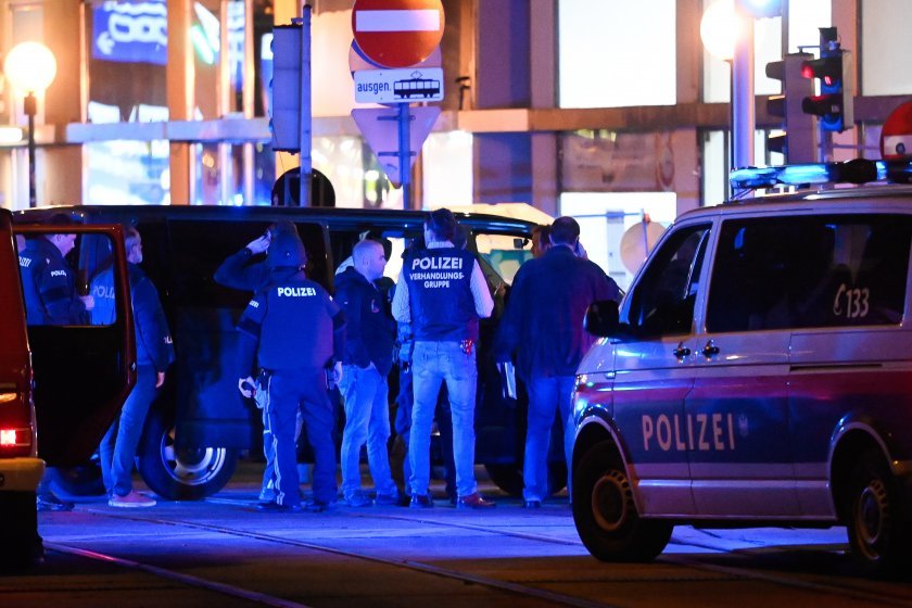 МВнР: Няма данни за пострадали български граждани при стрелбата във Виена