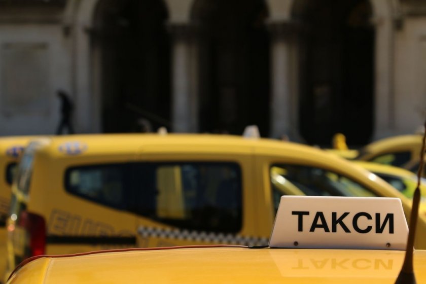 Държавата поема част от патентния данък на такситата