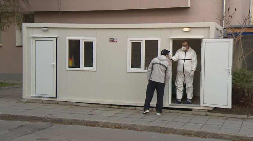 Пред повечето държавни болници в София вече има пунктове за диагностика