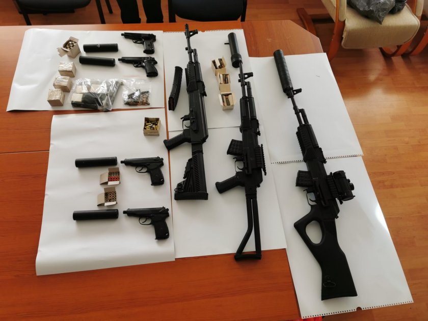 двама работници арсенал обвинени незаконно производство продажба огнестрелни оръжия
