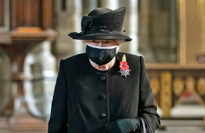 кралица елизабет появи първи път маска публично