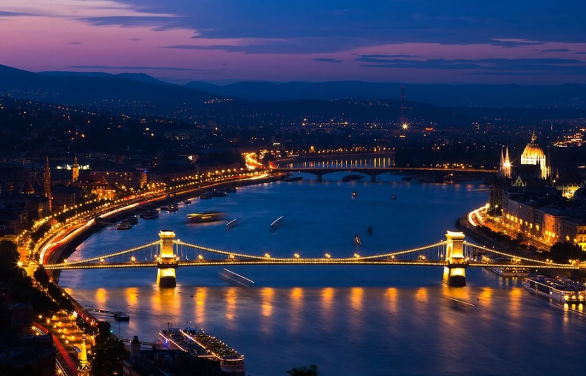 Унгария разшири вечерния час и забрани всички публични събития