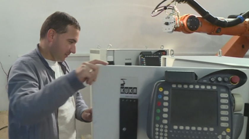 Българин разработва най-мощната електрическа кола в света