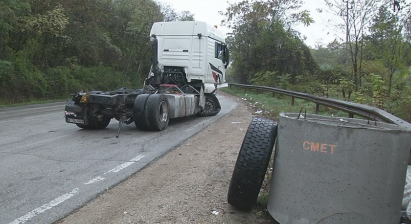 Цистерна с лепило се преобърна и блокира за 6 часа движението край Самоводене