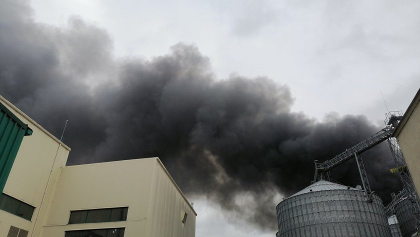 Няма обгазяване след пожара във фабрика в Катуница