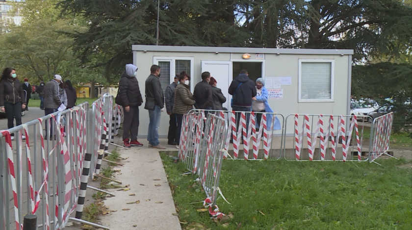 Как работят изнесените фургони пред болниците в страната?