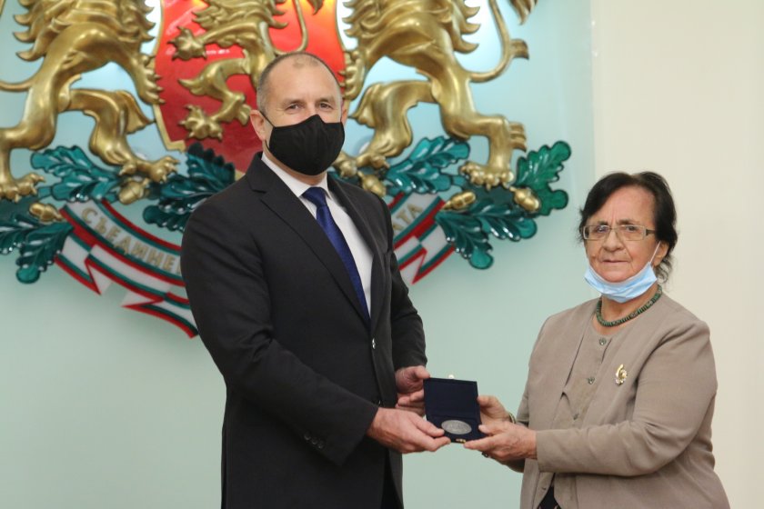 Журналистът на БНТ Даниела Кънева е удостоена с Почетния знак на държавния глава