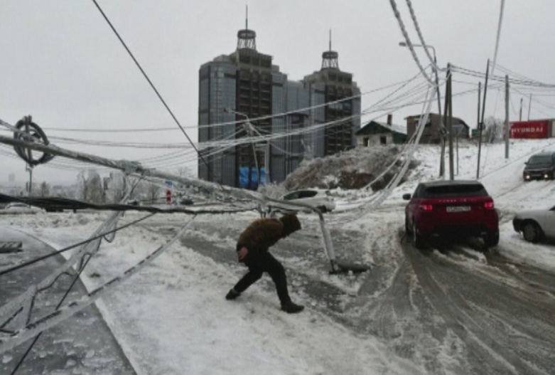 леден дъжд силен снеговалеж блокираха източна русия