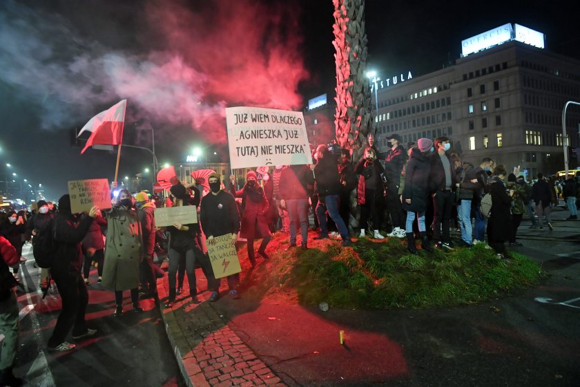 Протести в Полша срещу абортите и реакцията на властта на COVID кризата