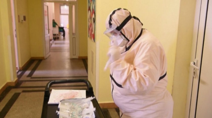 "Франс прес": Застаряващи медици се борят с COVID-19 в България
