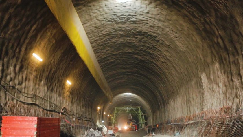 срутване тунел железница затрупан човек