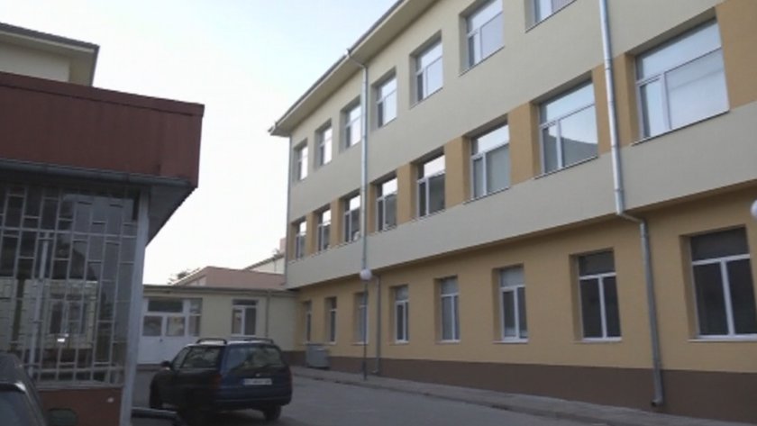Затвориха всички училища и детски градини в Елена