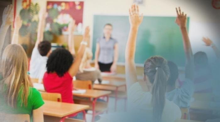 Част от учениците от 5-и до 12-и клас се завръщат в училище днес