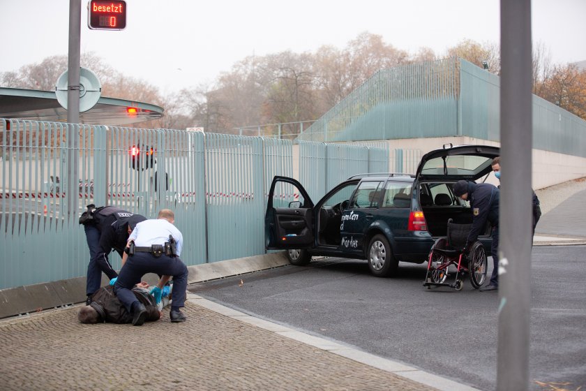 автомобил вряза оградата канцлерството берлин