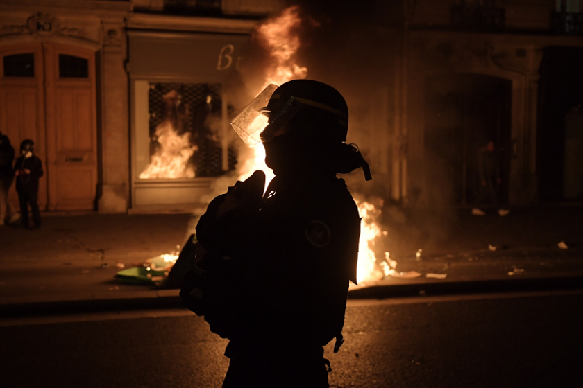 протести франция решението снимат полицаи акция