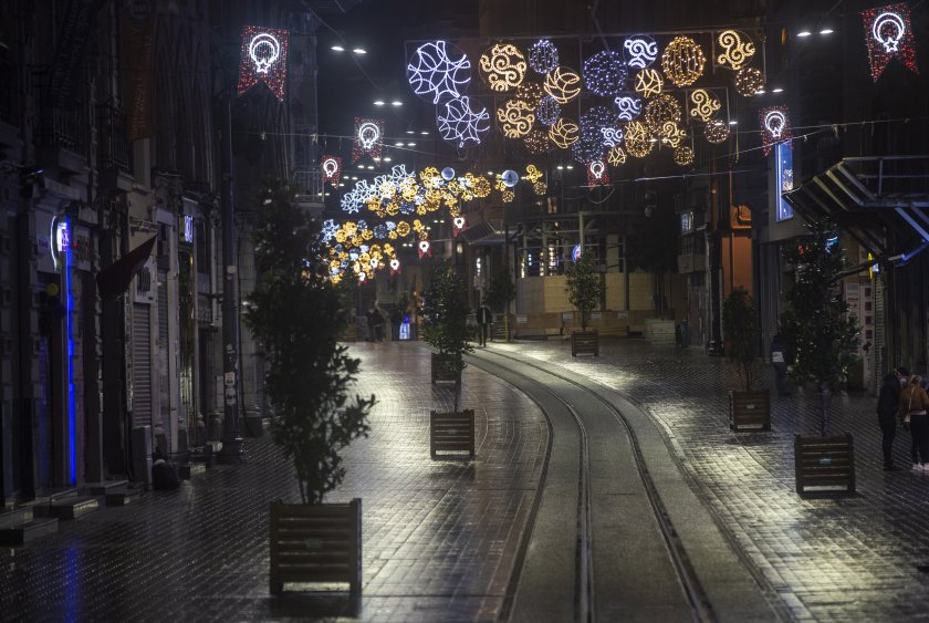 Вечерен час в Гърция и в Турция, южните ни съседки затягат мерките