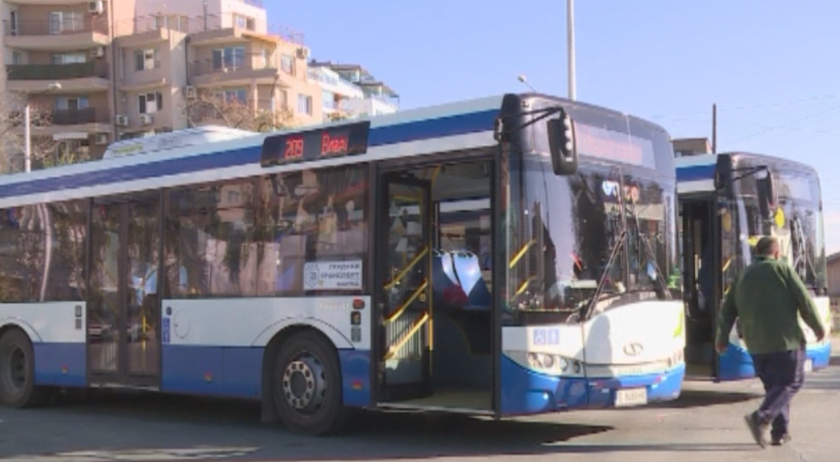 Контрольори в градския транспорт във Варна излязоха на протест