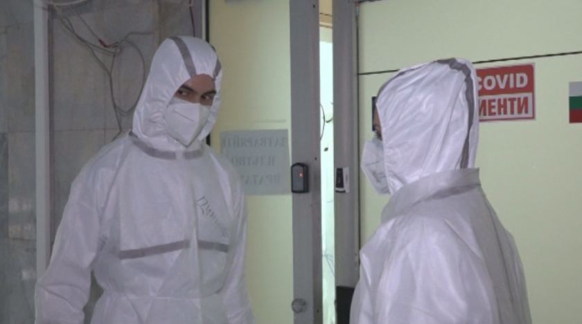 Студенти по медицина влязоха в COVID отделението на болницата в Свищов