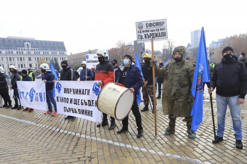 Втори протест на полицаите - настояват за 30% по-високи заплати (ОБЗОР)