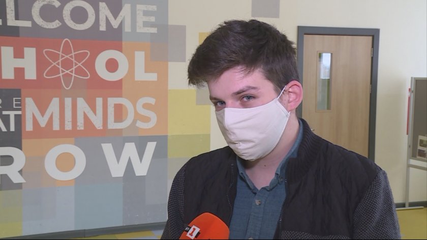 Студент стана учител-доброволец в гимназия в Русе