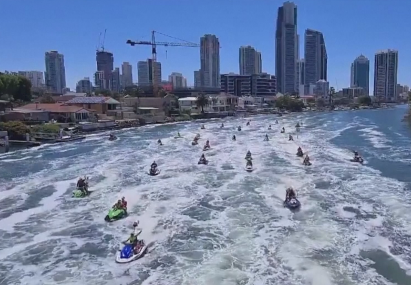 В Австралия: Дядо Коледа на гребена на вълната с джет