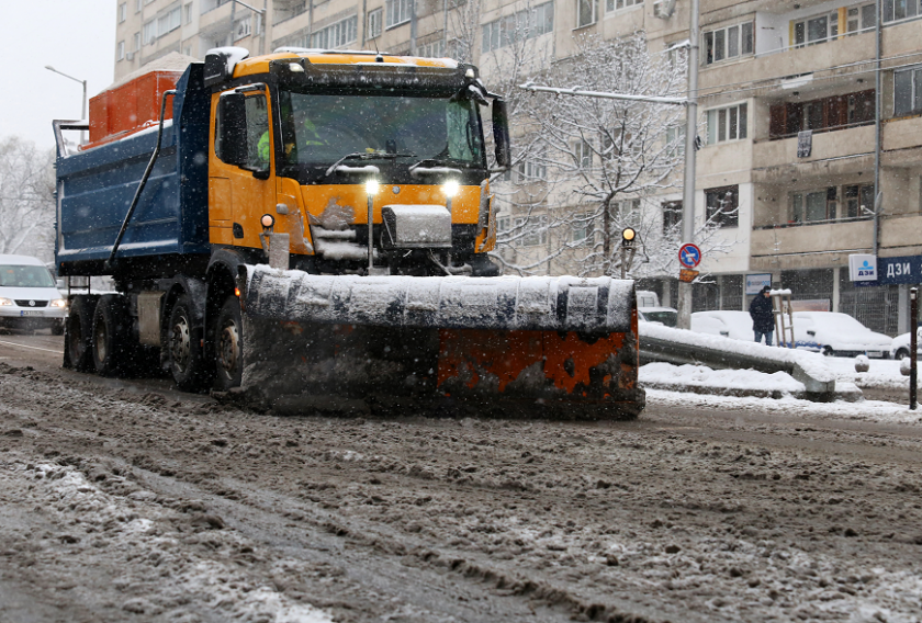 150 снегорина почистваха столицата при първия сняг