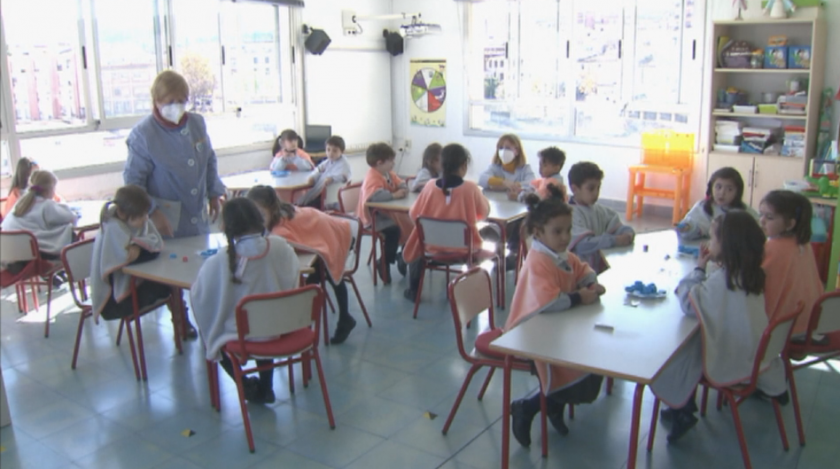 В Испания децата учат на отворен прозорец, с одеяла в час