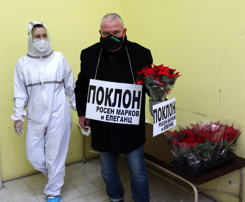 Варненец изпрати над 70 саксии с коледни звезди на медиците от Инфекциозната болница