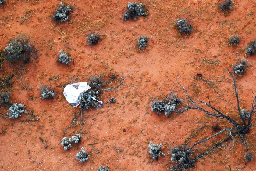 Капсулата с проби от астероида Рюгу се приземи успешно в Австралия (Снимки)