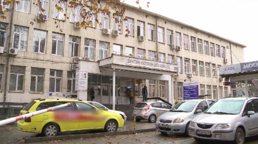 Бездомник почина на стълбите на поликлиника във Варна