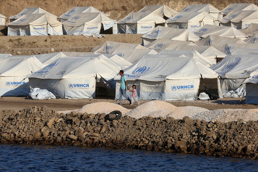 разследват изнасилване годишно момиченце бежански лагер остров лесбос