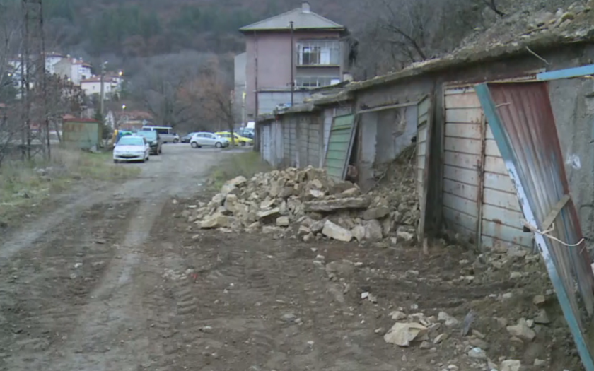 Кога ще бъде изчистено свлачището, което затрупа гаражи в Дупница