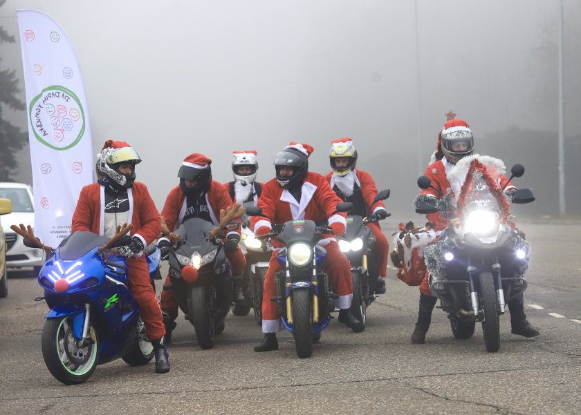 Дядо Коледа на мотор: За шеста поредна година празнично мотошествие в София (Снимки)