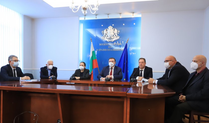 Мерките да продължат и след празниците, предлагат лекари