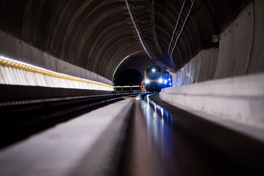 пуснаха пътническите влакове новия тунел швейцарските алпи