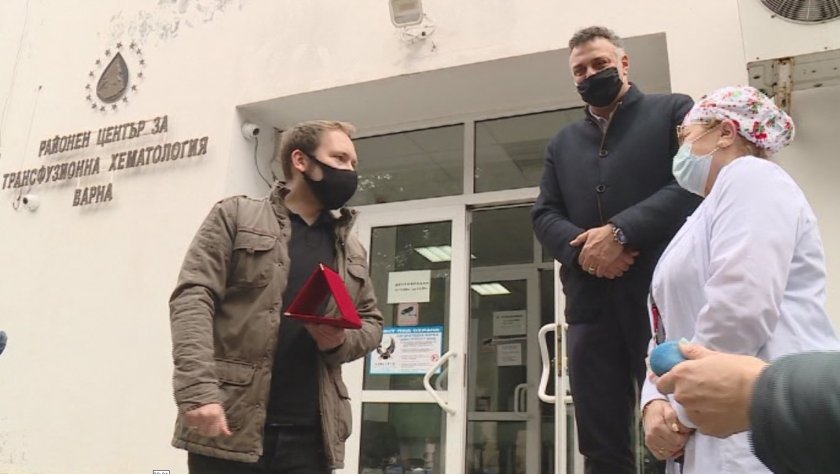 Стотен дарител на кръвна плазма във Варна. Разбрал за центъра от БНТ