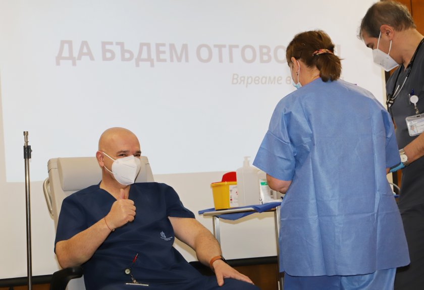 Проф. Мутафчийски е първият ваксиниран срещу COVID-19 медик от ВМА