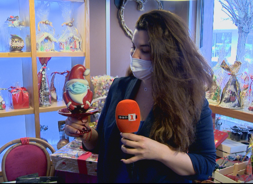 Шоколадов Дядо Коледа с маска се появи в столична сладкарница