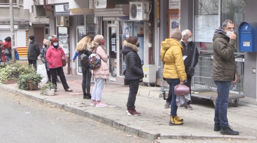 Дълги опашки пред офисите на куриерските фирми у нас