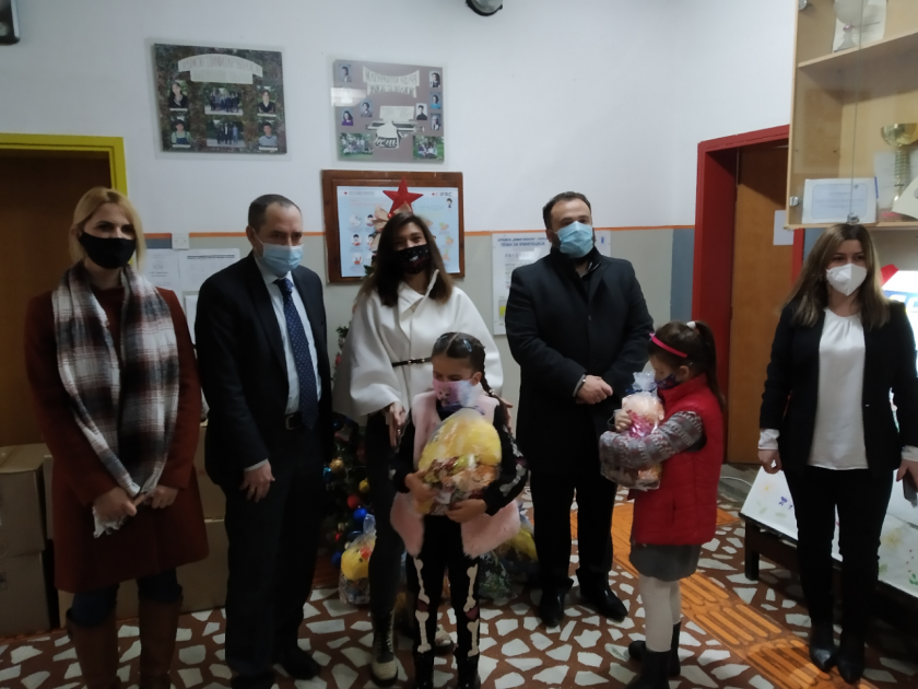 посолството скопие дари 130 коледни пакети лакомства деца