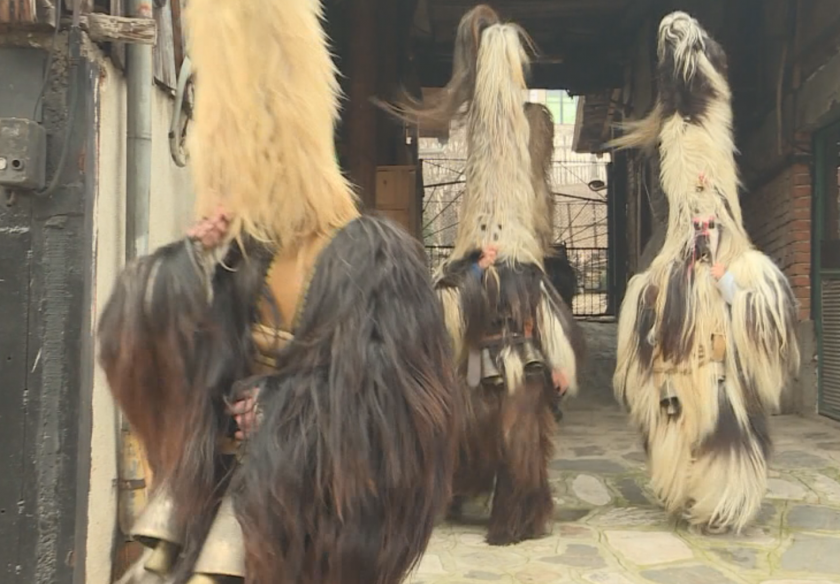 Кукери на протестно шествие в Разлог, полицията ги спря