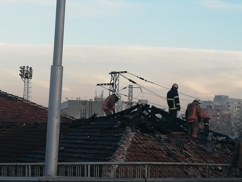 Пожар избухна в сграда в Пловдив, обитавана от клошари