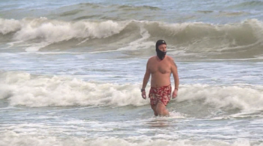 На плаж през декември: Варненци се топнаха в морето преди Нова година