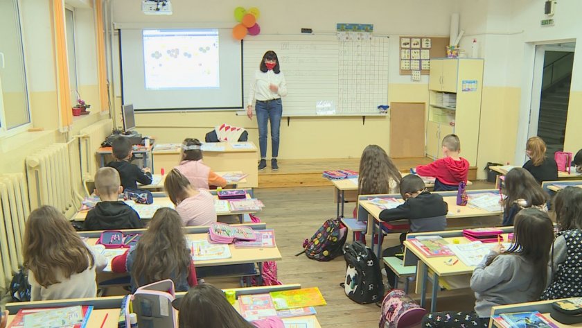 000 ученици благоевградска област влязоха отново класните стаи