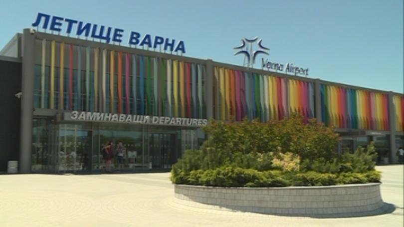 Близо 80% спад на пътниците отчитат летищата във Варна и Бургас