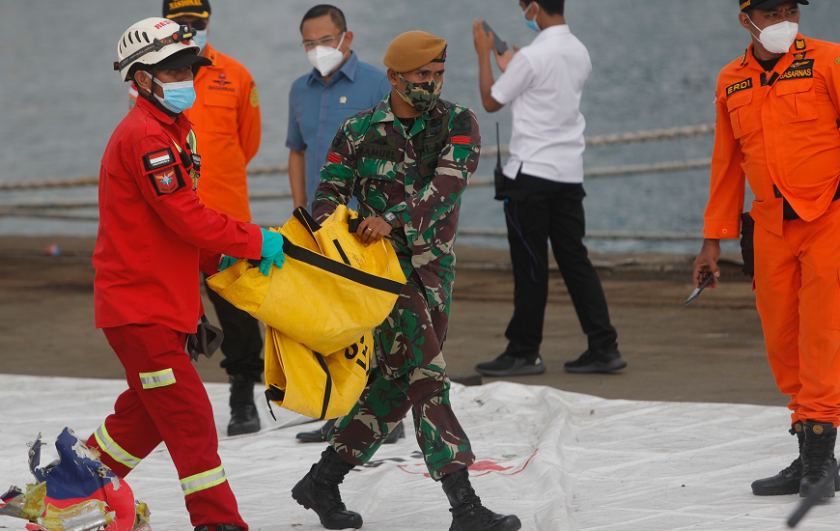 Катастрофиралият индонезийски самолет вероятно се е разбил във водата