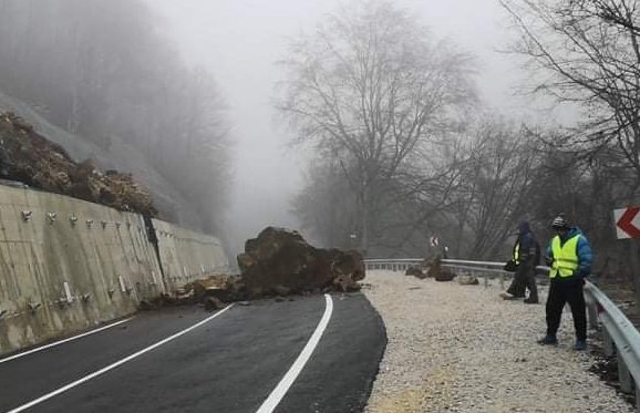 Пътят за Рилския манастир остава затворен и днес