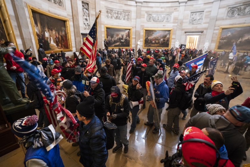 Протестиращи щурмуваха сградата на Конгреса във Вашингтон (СНИМКИ)