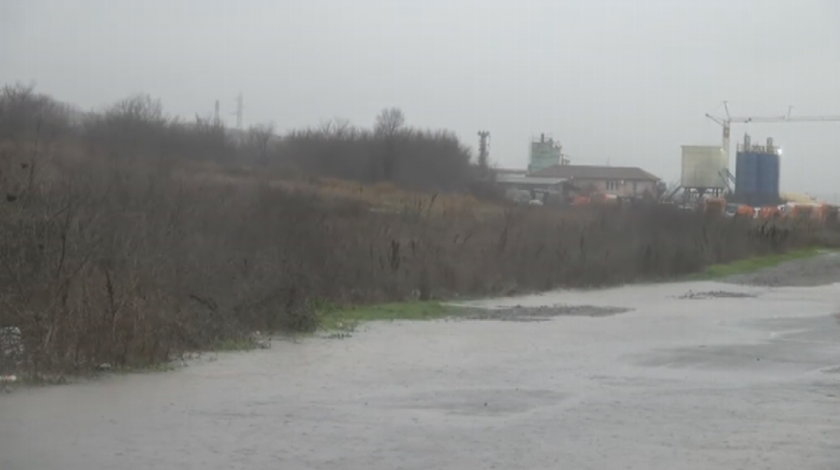 Дъждът в Бургаско се усилва, залят е пътят Созопол - Равадиново