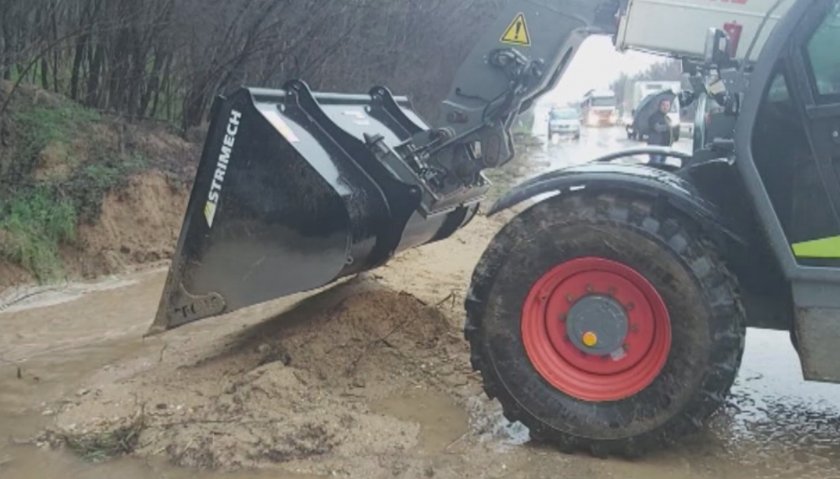 Скална маса се свлече от дъжда на пътя Стара Загора - Казанлък